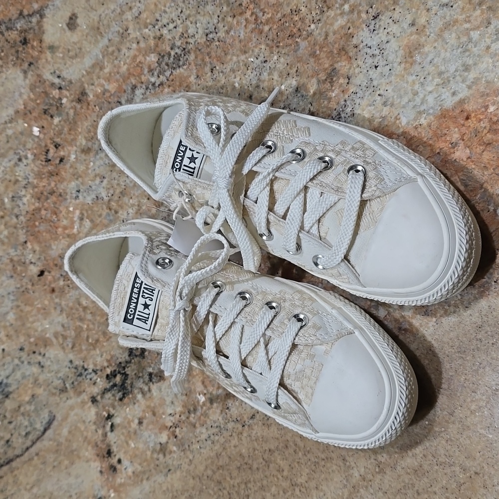 Converse low top Chuck Taylor All Star A02227F New size 7 1/2 cream